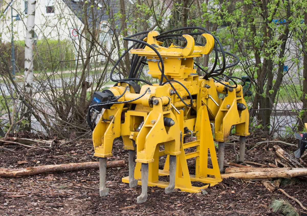 Schwellenstopfgerät für Zweiwegebagger an der Torgelower Ladestrasse abgestellt. - 07.04.2014
