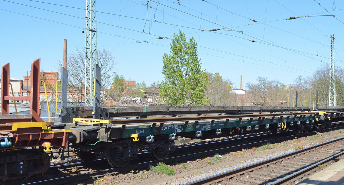 Schwellentransportwagen der DB Cargo mit der Nr. 82 80 D-DB 471 9 062-8 Sps 466 in einem gemischten Güterzug am 22.04.20 Magdeburg Neustadt.