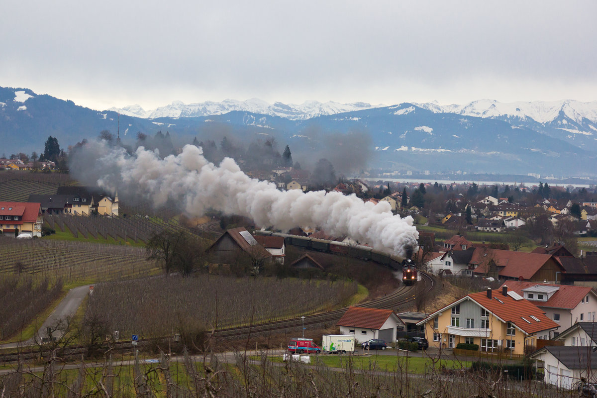 Schwer arbeitend zieht 41 1150-6 ihren Sonderzug gemeinsam mit der V100 die Bodolzer Kurve hinauf ins Allgäu. 4.2.17