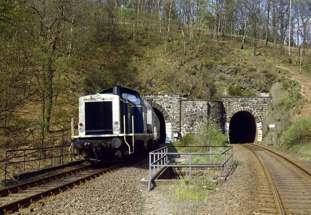 Schwer erreichbar ist der Twieströmertunnel an der Volmetalbahn, aus dem am 05.04.1988 212 298 ausfährt.