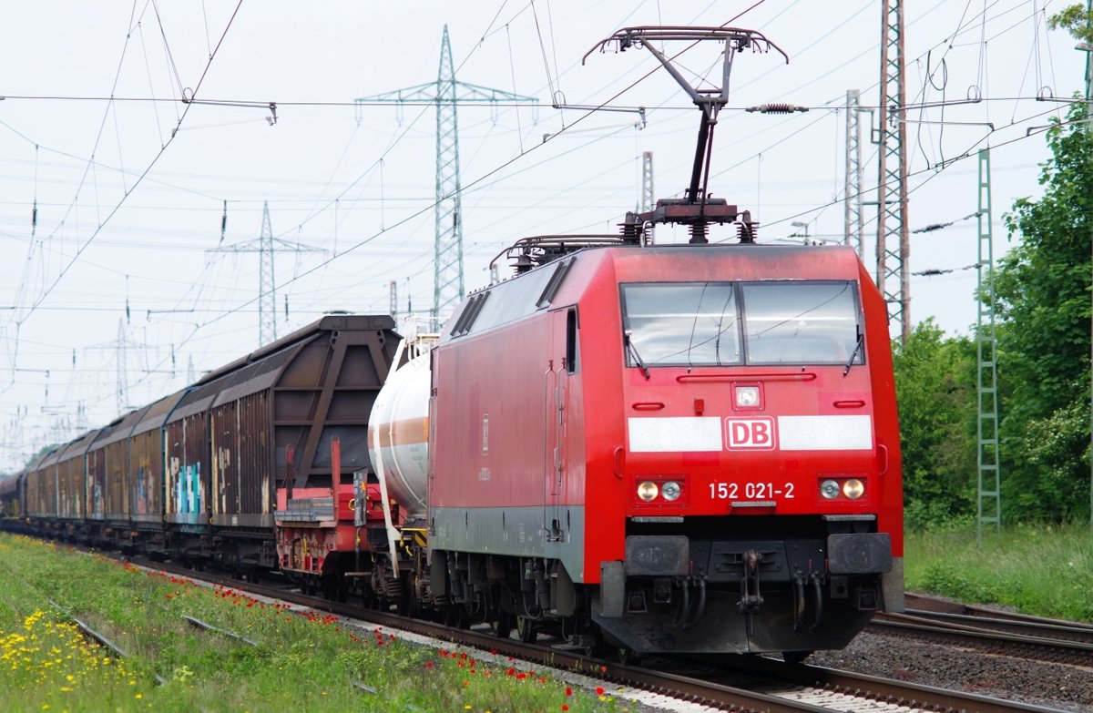 Schwer zu ackern hatte die 152 021 am 19.05.2018 mit ihrem 49-Wagen-Güterzug in Ratingen Lintorf