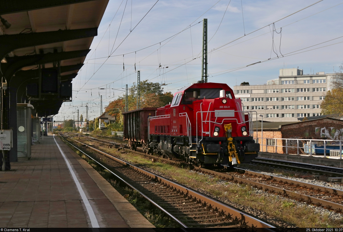 Schwer zu schleppen hatte 265 024-0 (Voith Gravita 15L BB), als sie mit einem offenen Güterwagen durch den Bahnhof Magdeburg-Neustadt Richtung Magdeburg-Rothensee fährt.

🧰 DB Cargo
🕓 25.10.2021 | 10:37 Uhr