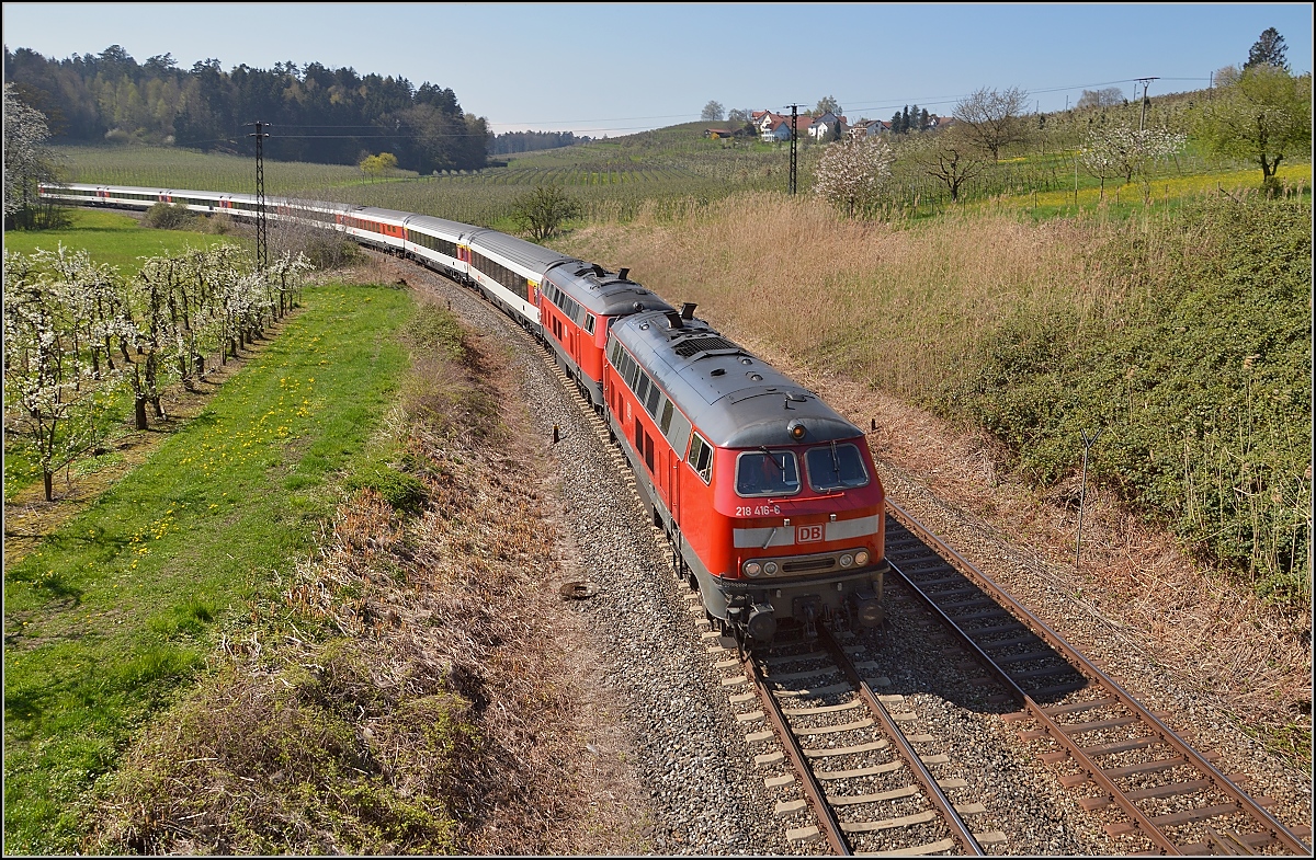 Schwere Arbeit ist zu verrichten, wenn 218 416-6 und eine Schwestermaschine den EC Zürich-München vom Bodensee ins Allgäu hinaufschleppen müssen. Schönau, April 2016.