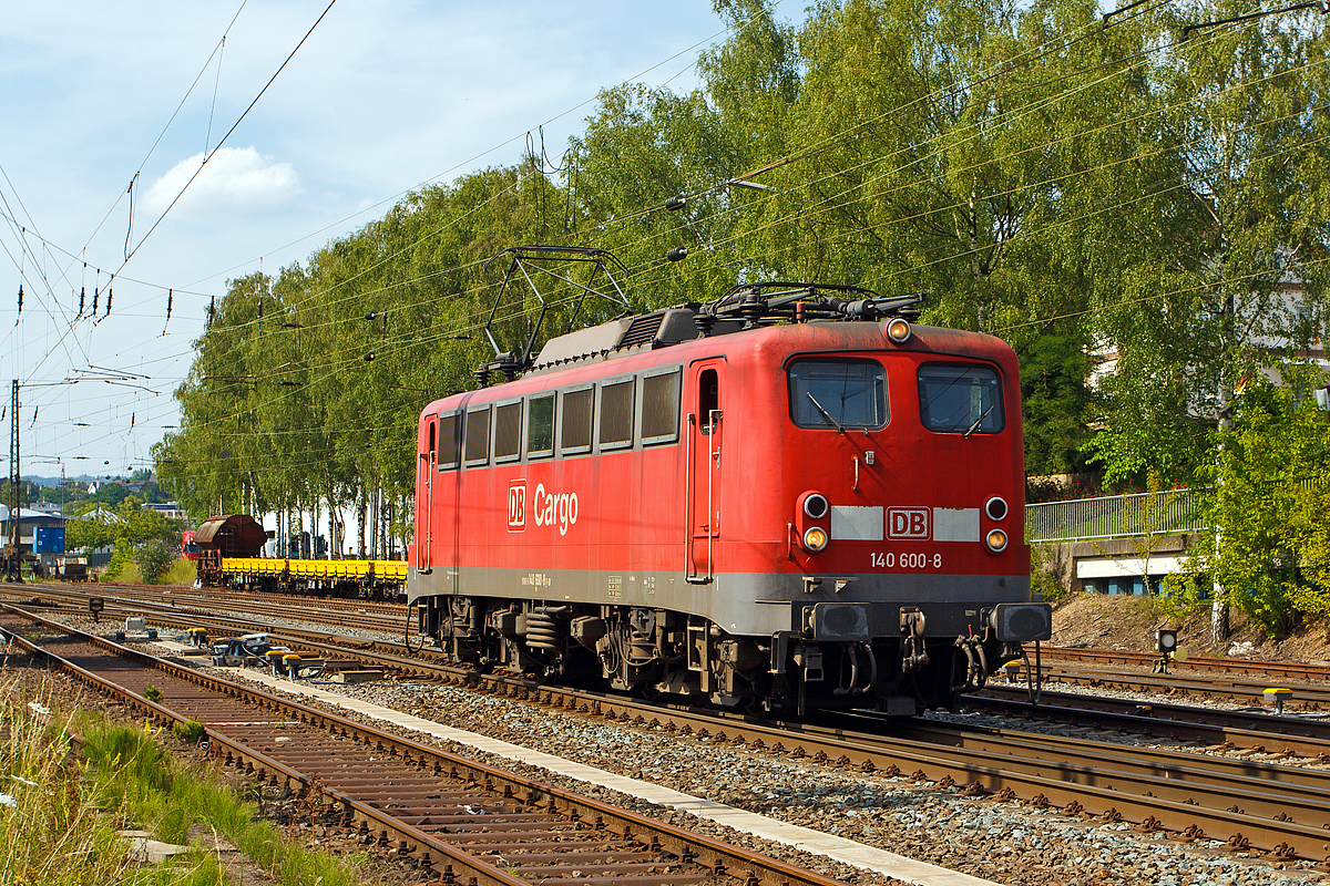 
Schwere Güterzüge werden auf der  Ruhr-Sieg-Strecke (KBS 440) zwischen Kreuztal  und Welschen Ennest mit einer zusätzlichen Lok nachgeschoben. 
Hier fährt gerade die 140 600-8 der DB Schenker Rail Deutschland AG, ex DB E 40 600, zum Güterbahnhof Kreuztal, um einen Güterzug nachzuschieben (18.07.2014). 

Die E 40 wurde 1966 bei Krupp unter der Fabriknummer 4768 gebaut, der elektische Teil ist von AEG (Fabriknummer 8395). Sie wurde als E 40 600 an die Deutsche Bundesbahn (DB) geliefert und zum 01.01.1968 in DB 140 600-8 umgezeichnet. Sie hat die NVR-Nummer 91 80 6140 600-8 D-DB.
