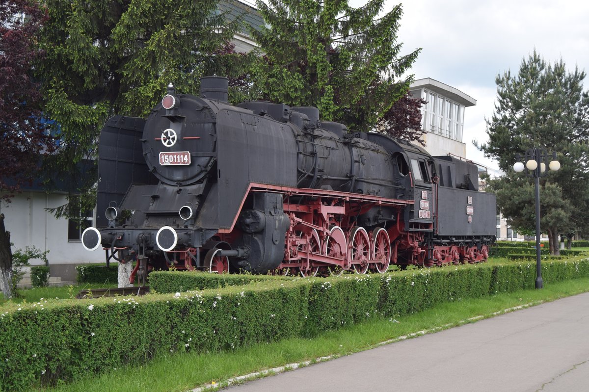 Schwere Gterzuglok 150.1114 ist ausgestellt in Bahnhof Brasov. Foto vom 14.05.2016.