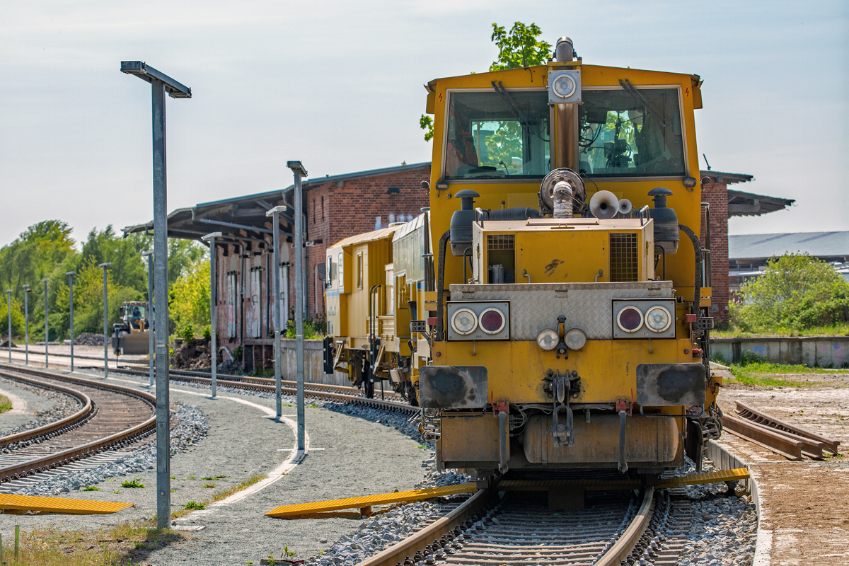 Schwere Nebenfahrzeuge Plasser & Theurer  Unimat 4S und SSP 110 SW in Bergen auf Rügen abgestellt. - 18.05.2022 - Experiment bei Gegenlicht.
