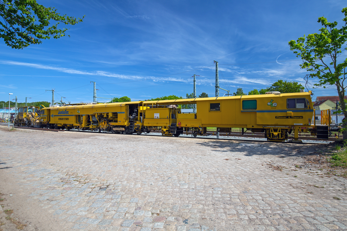Schwere Nebenfahrzeuge Plasser & Theurer  Unimat 4S und SSP 110 SW in Bergen auf Rügen abgestellt. - 18.05.2022
