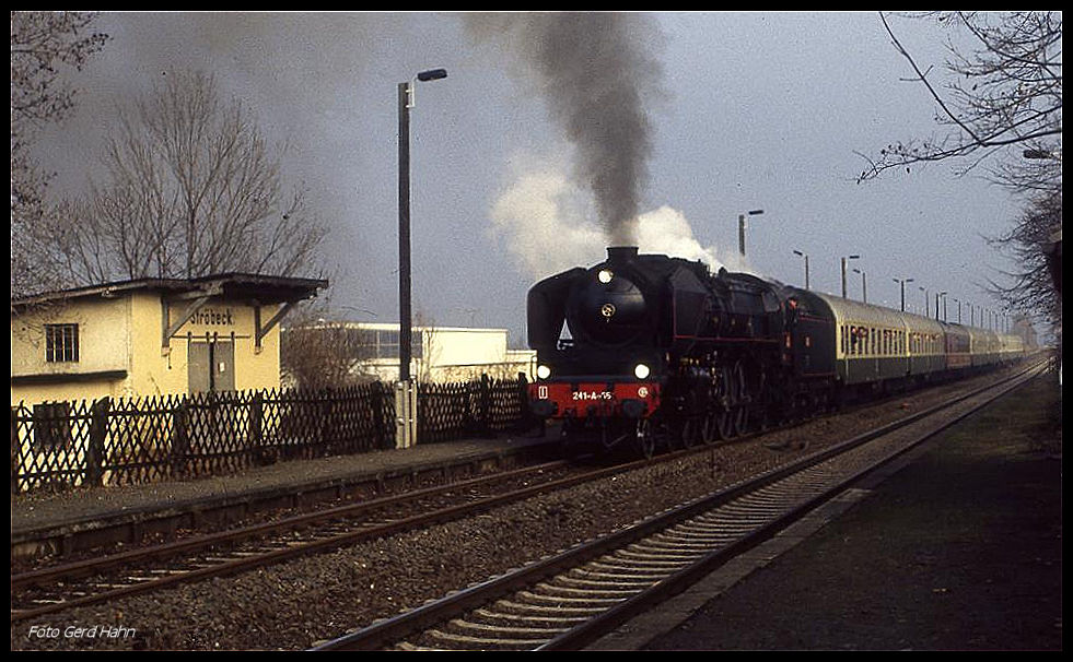 Schwere SNCF Lok im Harzer Vorland! - Am 16.11.2016 bespannte die SNCF 241 A 65 einen Sonderzug nach Wernigerode. Um 15.10 Uhr hielt der Zug kurz im kleinen Landbahnhof Ströbeck.