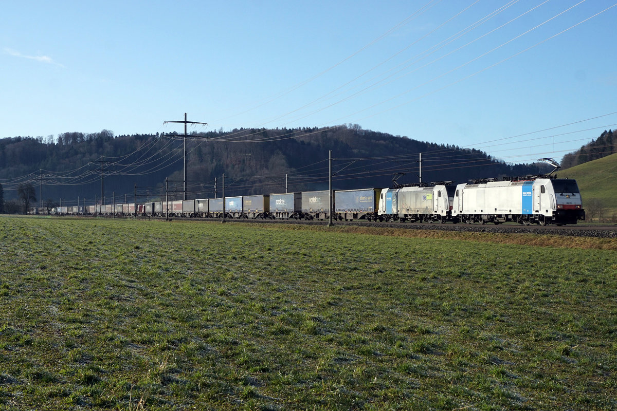 Schwerer BLS Güterzug mit Doppeltraktion der BR 186 bei Bollodingen auf der Fahrt in Richtung Norden am 19. Januar 2020.
Foto: Walter Ruetsch