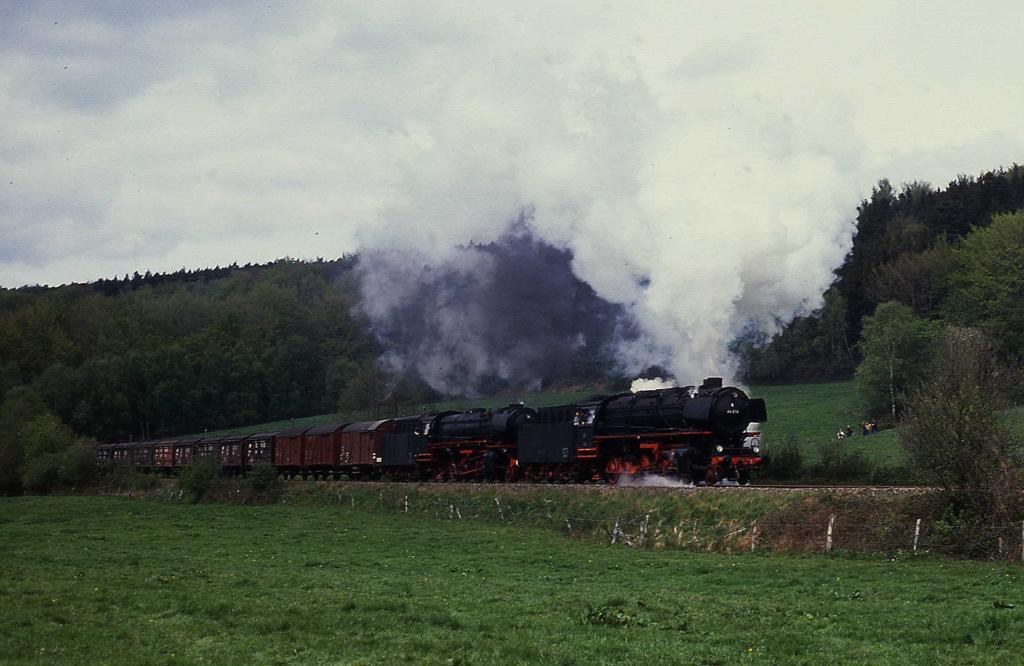 Schwerer Güterzug auf der Teutoburger Wald Eisenbahn. 44404 und 41360 ziehen zwischen Brochterbeck und Tecklenburg am 28.4.1990 einen Foto Güterzug über die Steigungsstrecke der TWE in Richtung Lengerich.