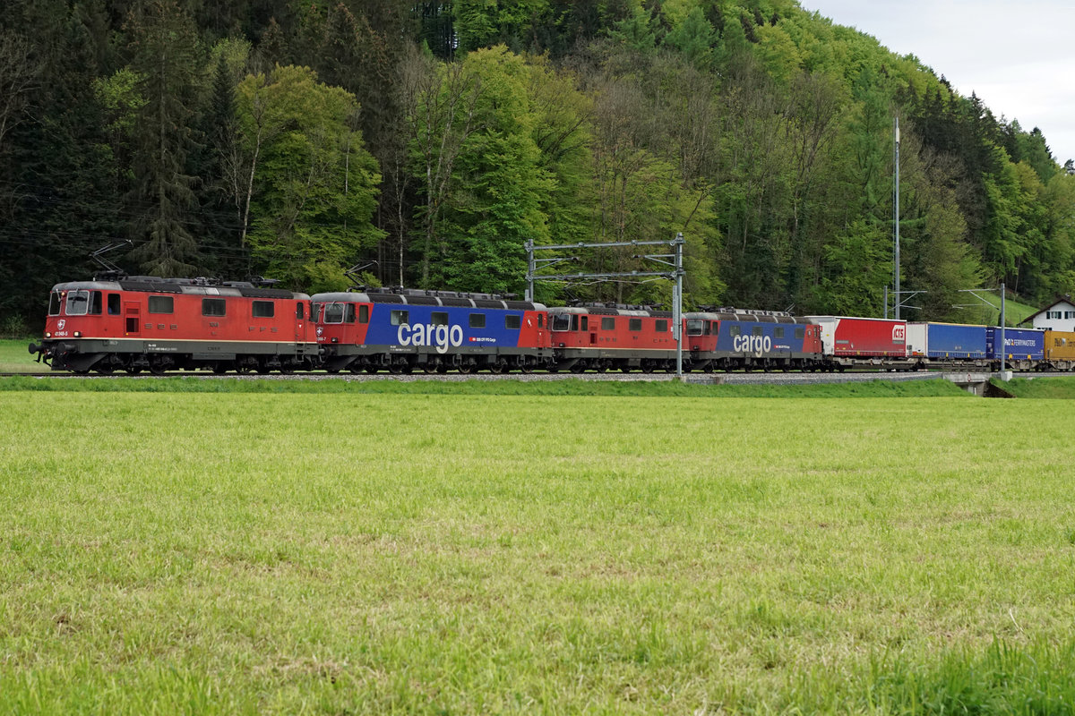 Schwerer Güterzug von SBB CARGO ausnahmsweise mit Re 20/20 bei Wynigen in Richtung Norden unterwegs am späten Abend vom 10. Mai 2019.
Foto: Walter Ruetsch