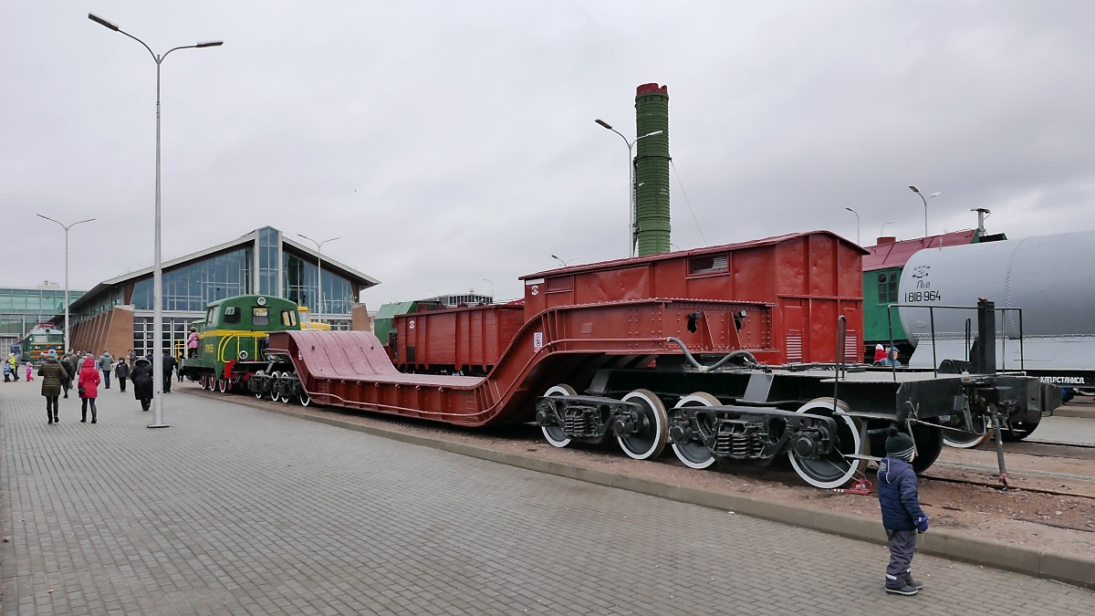 Schwerer Tiefladewaggon im Russischen Eisenbahnmuseum in St. Petersburg, 4.11.2017