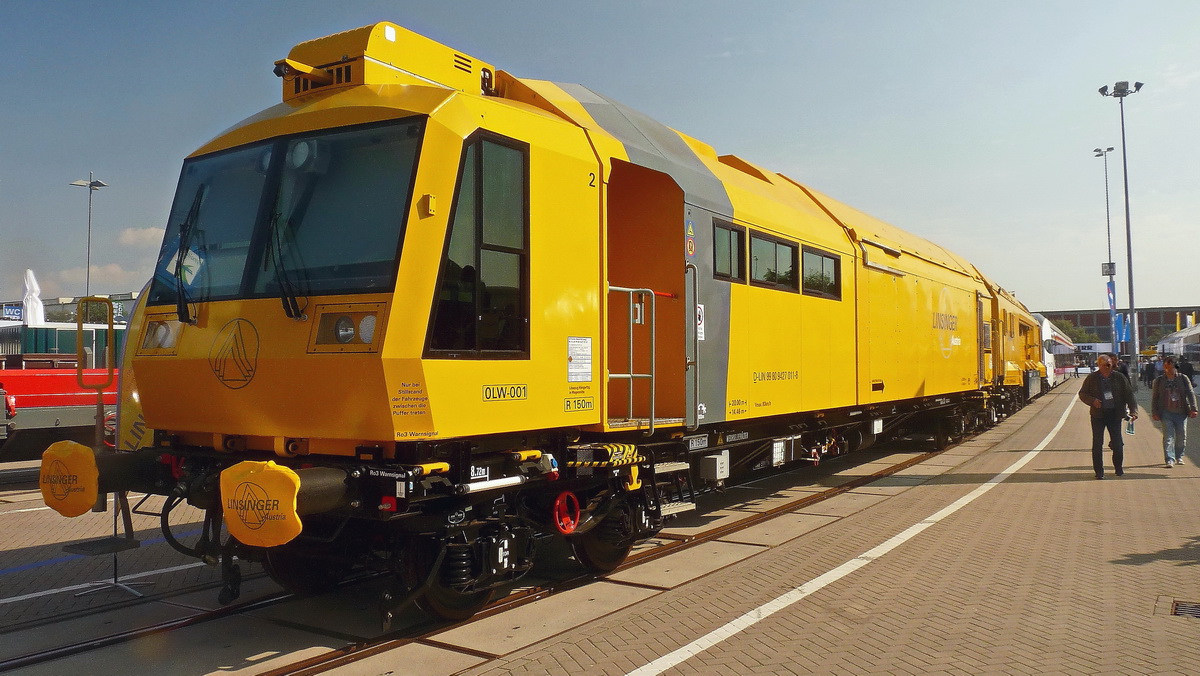Schweres Nebenfahrzeug Art Schienenfräszug der Firma Linsinger Maschinenbau GmbH aus A 4662 Steyrermühl, Österreich, (Nr. D-LIN 99 80 9427 011-8) auf dem Freigelände der InnoTrans am 23. September 2016. 