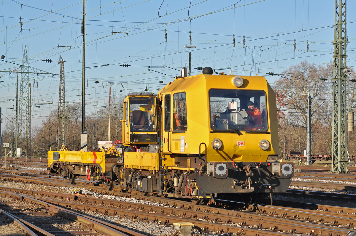 Schweres Nebenfahrzeug der DB 97 17 53 002 18-9 ist beim Badischen Bahnhof abgestellt. Die Aufnahme stammt vom 01.12.2016.