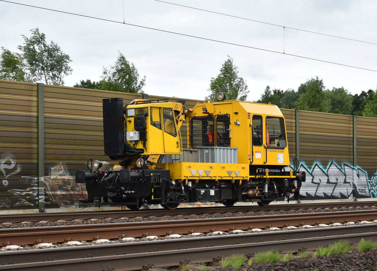 Schweres Nebenfahrzeug GBM 63.1.172 (GAF 100)  99 80 9420 002-4 der DB Bahnbau Gruppe, unterwegs nach Lüneburg. Höhe Bardowick, 12.06.2018.