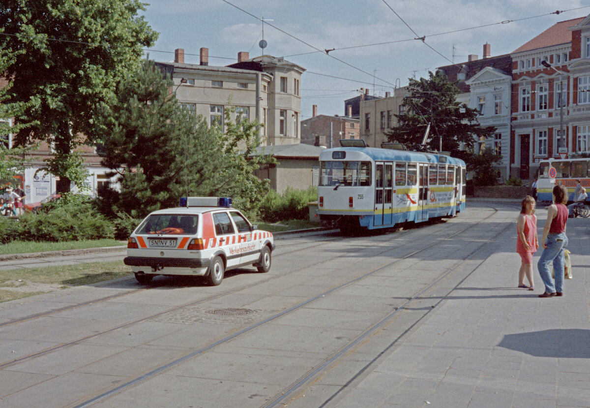 Schwerin NVS SL 1 (Tatra T3DC2 255) Platz der Freiheit am 12. Juli 1994. - Scan eines Farbnegativs. Film: Scotch 200. Kamera: Minolta XG-1.