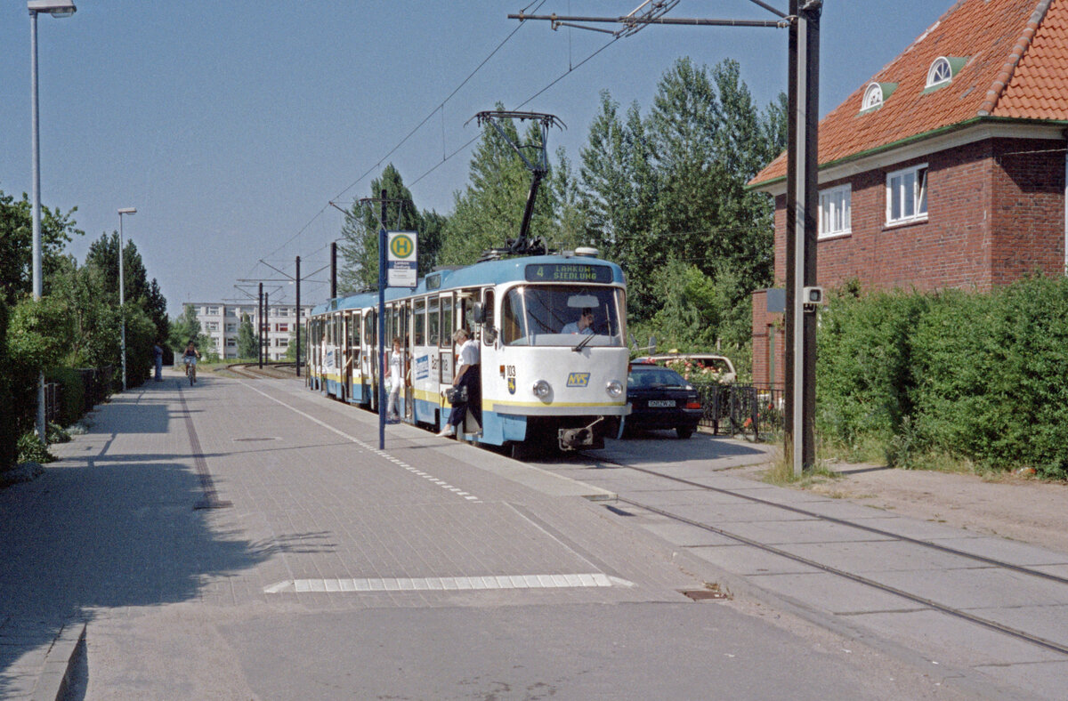 Schwerin NVS SL 4 (Tatra T3DC1 103) Lankow Siedlung am 12. Juli 1994. - Scan eines Farbnegativs. Film: Scotch 200. Kamera: Minolta XG-1.