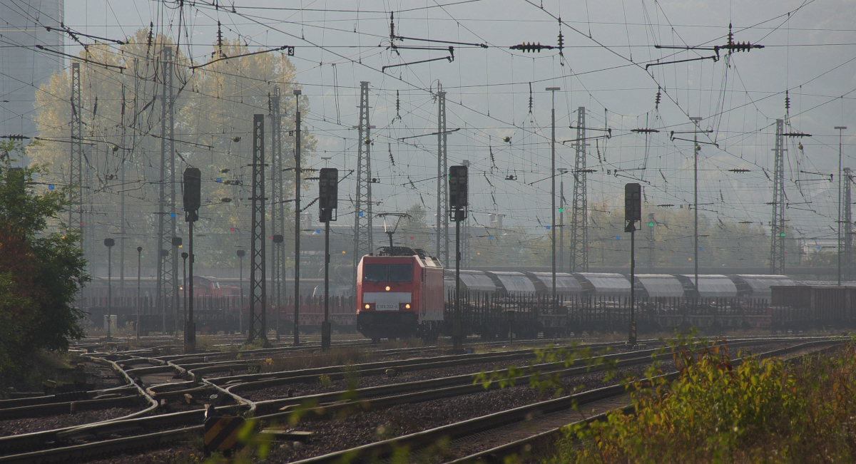 Schwerstarbeit - Ein weiterer Brammenzug mit 186 322-4 steht schon in Völklingen zur Abfahrt bereit. Entweder geht es zum Zweigwerk nach Neunkirchen oder nach Saarbrücken-Burbach. Für den Zug nach Neunkirchen (17.30 Uhr) ist es jetzt kurz vor 15.00 Uhr noch ein bisschen früh aber vielleicht brummt zur Zeit das Stahlgeschäft und es wurde eine Sonderfuhre eingelegt. Bahnstrecke 3230 Saarbrücken - Karthaus - 30.10.2014