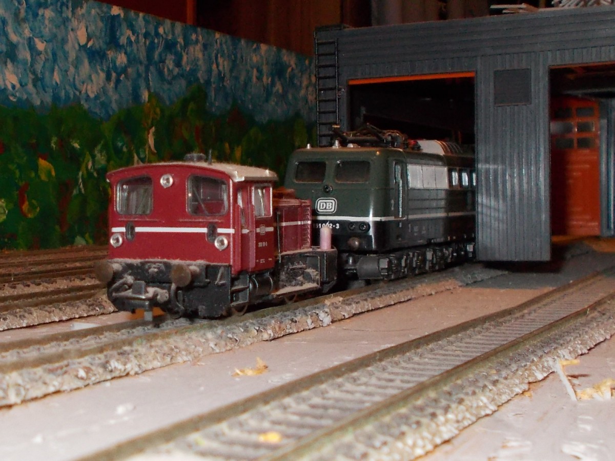 Schwerstarbeit für die kleine 333 111 die 151 002 von Lima ebenfalls aus meinem H0-Schuppen zog.