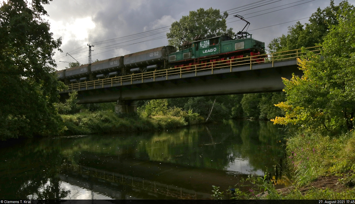 Schwierig gestalteten sich am späten Nachmittag die Lichtverhältnisse, als sich die Sonne bei Neuhausen/Spree kurz durchkämpfte und 4-314 (LEW EL2m) mit ihren Kohlewagen auf dem Weg nach Jänschwalde über die Spree fährt.

🧰 Lausitz Energie Bergbau AG (LEAG)
🚩 Kohleverbindungsbahn Lausitz
🕓 27.8.2021 | 17:45 Uhr