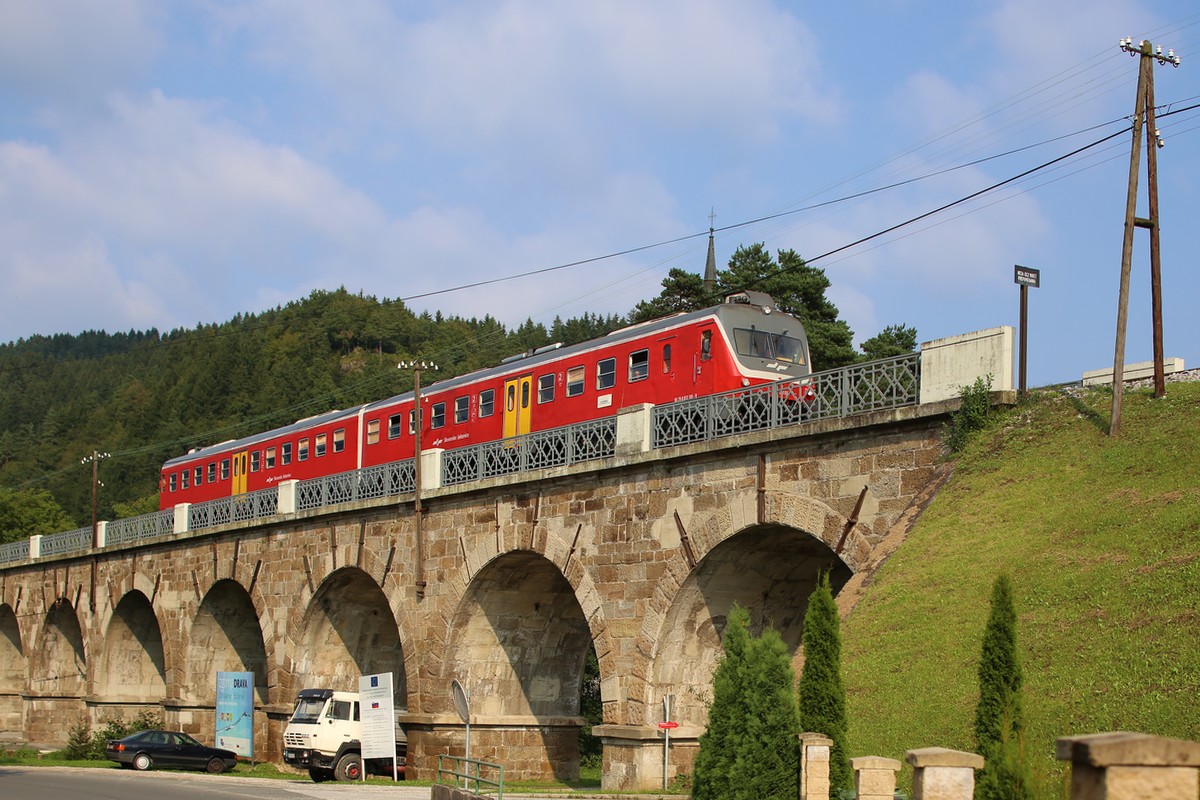 Schwierig zu fotografieren ist diese wunderschöne Brücke in Vuhred. Zu sehen ist darauf der R4462 auf seiner Fahrt nach Bleiburg in Kärnten. Fahrzeuge sind der 813.105 und 814.105. (07.09.2016)