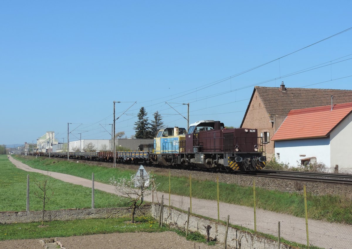 Schwindratzheim - 23. April 2021 : Es wurde mir einen komischen Zug gemeldet. Zug 444247 kommt aus Le Havre, und nach eine übernachtung in Châlons en Champagne, fährt er weiter nach Strassburg. Der Zug mit Flachwagen wurde von der 5001630 (oder 276 048) von der CTSF gezogen. Mitfahrende Lok ist 214 702 (ehemalige 212 127) von Aquitaine Rail. 