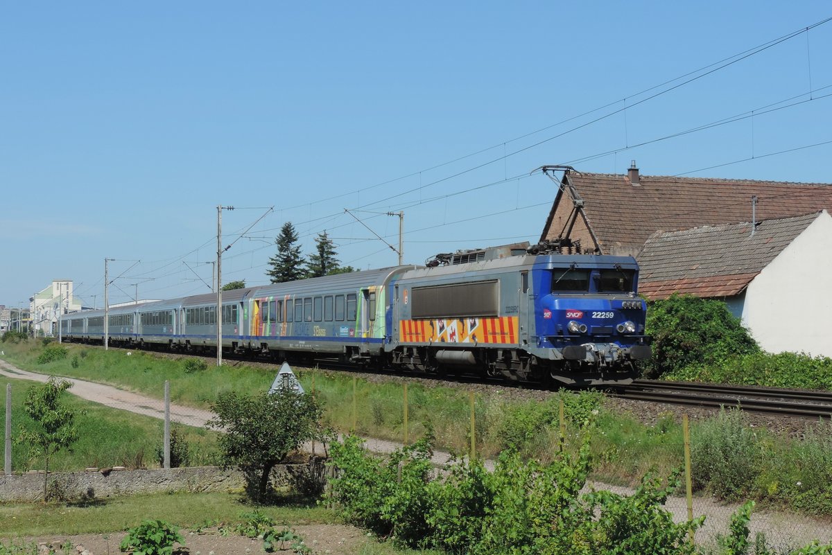 Schwindratzheim - 23. July 2019 : Aus dem Süden kommenden 22259 mit dem TER 839161 Paris - Strassburg.