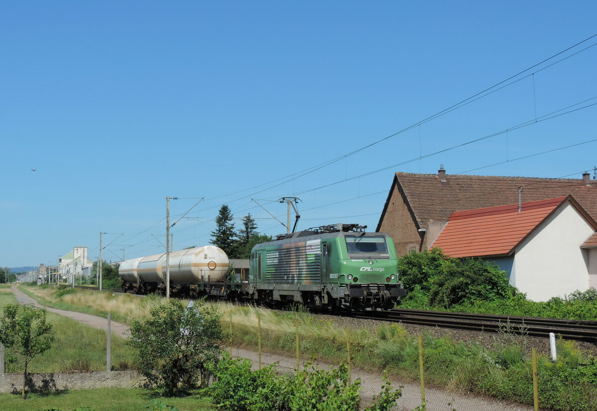Schwindratzheim - 28. Juni 2022 : Die von Akiem an CFL Cargo gemietete 37027 hat eine neue Lackierung mit Werbung für CFL Cargo bekommen. Hier sieht mann sie mit einem kurzen Güterzug in Richtung Strassburg fahrend.