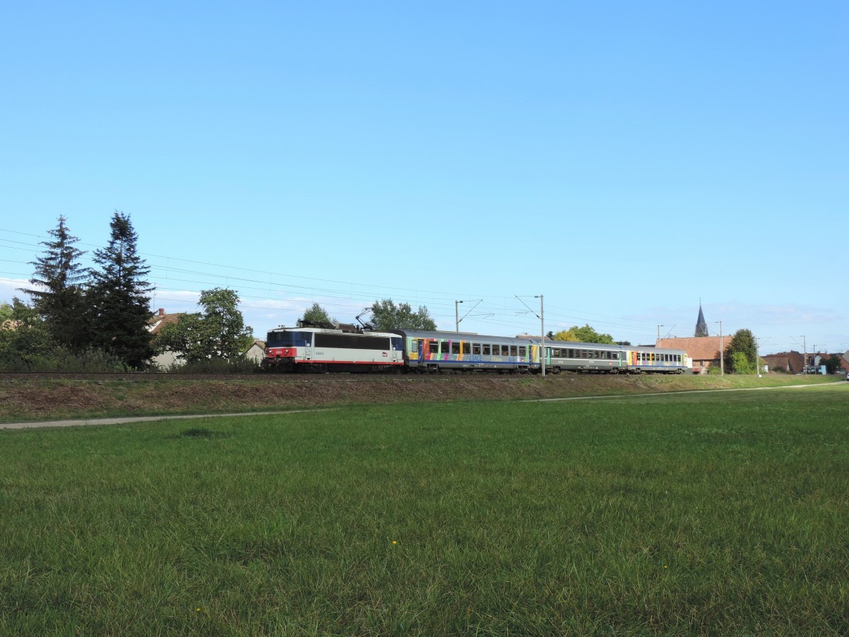 Schwindratzheim 28.09.2015 : montaglicher Leerzug nach Thionville, glücklicherweide mit 25613 und drei Corailwagen...