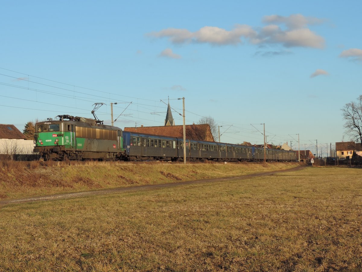 Schwindratzheim 3/02/2017 : die 25615 mit Fret Farnschema mit dem TER 830131 Saverne - Strassburg...