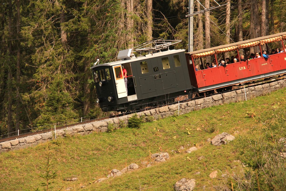 Schynige Platte Bahn: Lok 11 mit den historischen Wagen im Abstieg oberhalb Breitlauenen. 3.September 2016.  