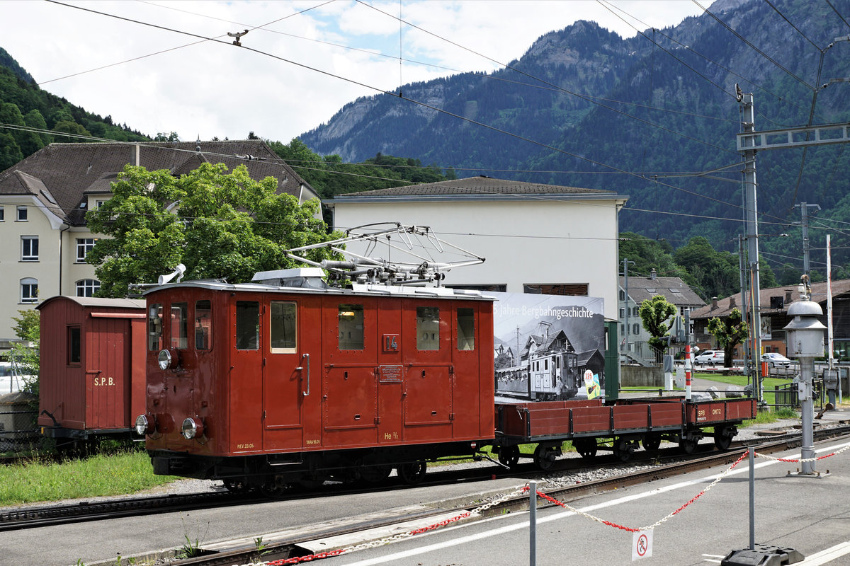 Schynige Platte Bahn (SPB/BOB).
Seltener fotogener Güterzug der Schynige Platte Bahn.
Die He 2/2 14 mit Baujahr 1914 wurde mit ihren zwei Güterwagen am 24. Mai 2018 in Wilderswil fotografiert. 
Foto: Walter Ruetsch