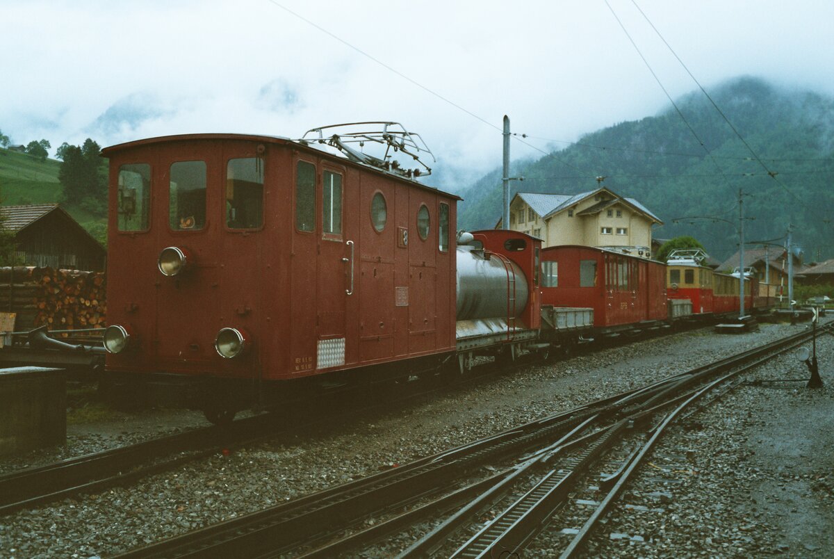Schynige Platte Bahn, Wilderswil. Zahnradlok He 2/2 Nr.18 SPB vor einem Löschzug
(Schweiz, 12.08.1983)

