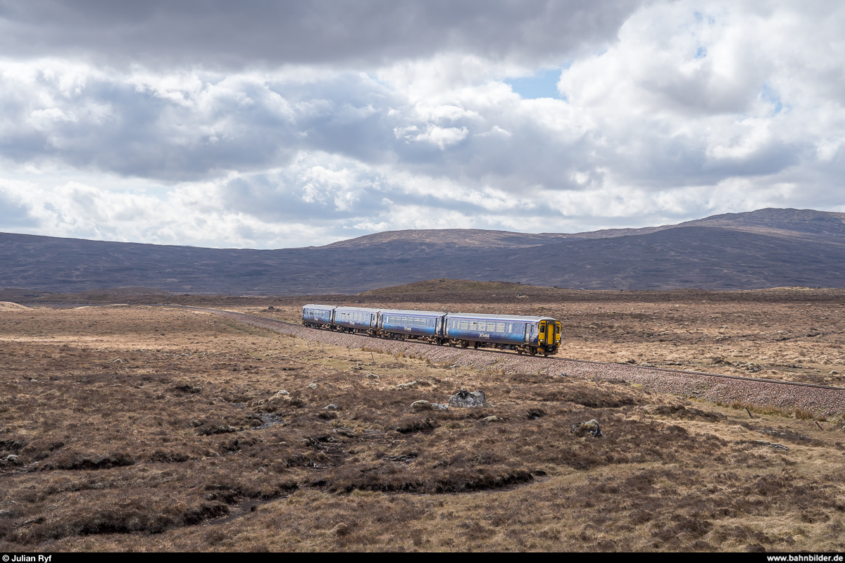 ScotRail 156 458 und ein weiterer 156 am 25. April 2019 unterwegs von Glasgow Queen Street nach Mallaig im Rannoch Moor zwischen Rannoch und Corrour.