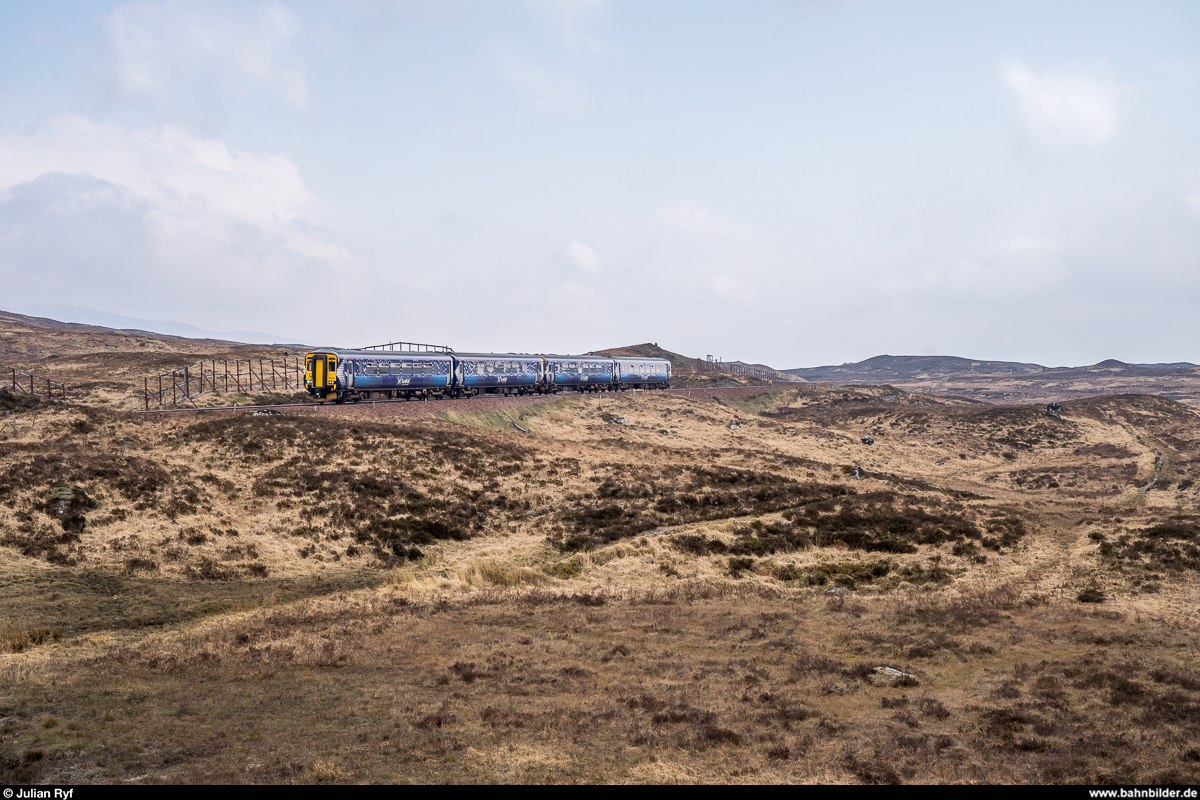 ScotRail 156 474 und ein weiterer Zug dieses Typs am 24. April 2019 auf dem Weg von Glasgow Queen Street nach Mallaig kurz nach Corrour.