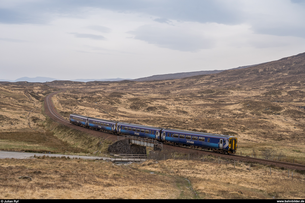 Scotrail 156 493 und ein Schwesterfahrzeug sind am 23. April 2019 kurz nach der Station Corrour im Rannoch Moor unterwegs von Glasgow Queen Street nach Mallaig.