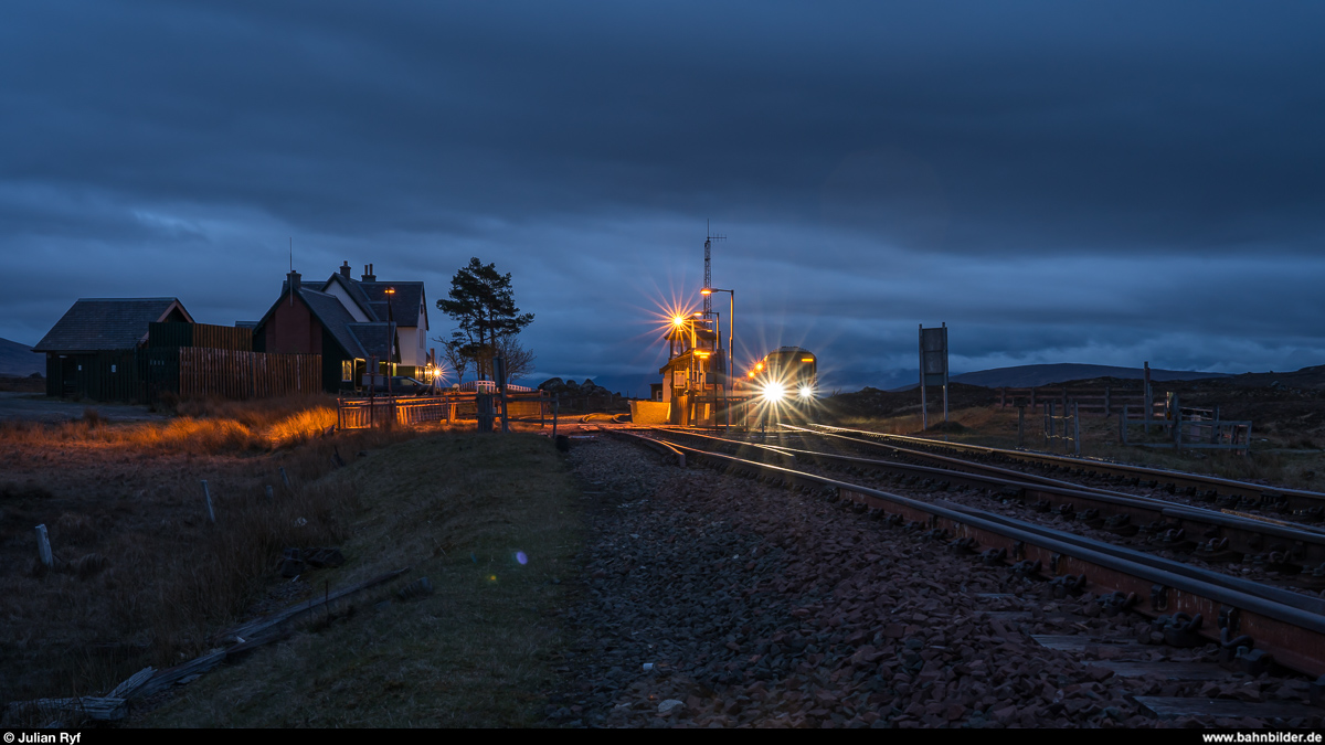 ScotRail 156 mit dem letzten Tageszug von Glasgow Queen Street nach Mallaig am 25. April 2019 um 21:20 Uhr im Bahnhof Corrour.