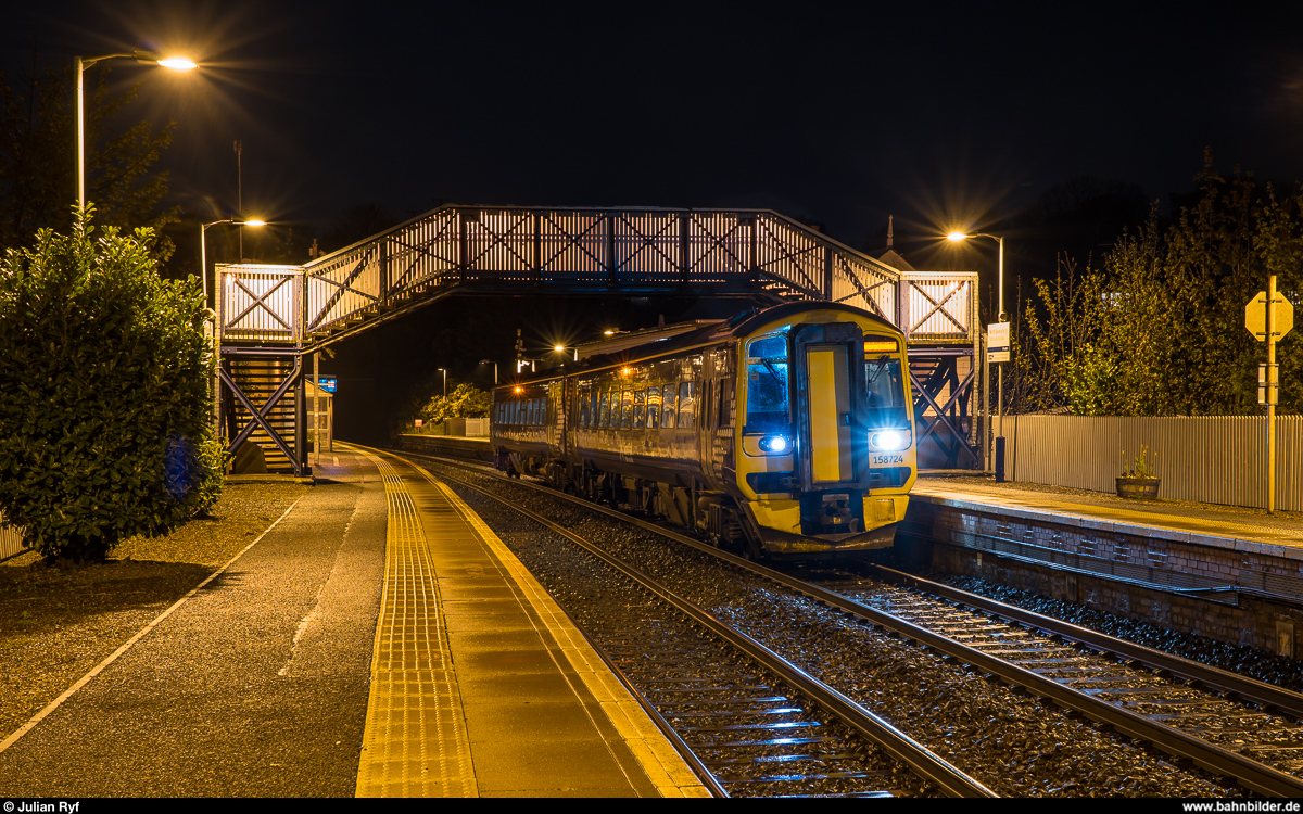 ScotRail 158 724 am Abend des 26. April 2019 von Kirkcaldy nach Edinburgh Waverley in North Queensferry.