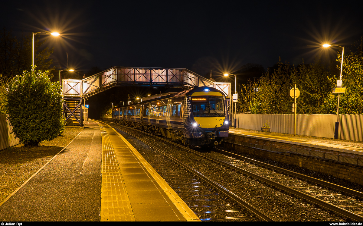 ScotRail 170 402 am Abend des 26. April 2019 als Fife Circle Service von Glenrothes with Thornton nach Edinburgh Waverley in North Queensferry.