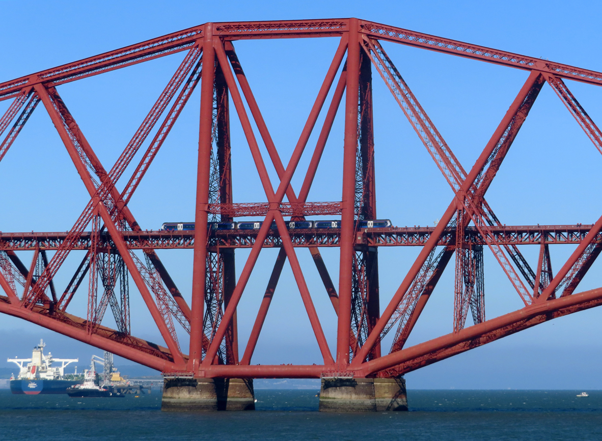 Scotrail auf der massiven Brückenkonstruktion der Firth of Forth Bridge. Dalmeny, 27.6.2019
