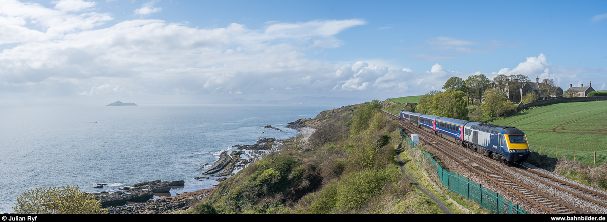 ScotRail HST 43149 am 27. April 2019 auf dem Weg von Edinburgh nach Aberdeen zwischen Kinghorn und Kirkcaldy. Die ScotRail HST präsentieren sich derzeit noch ziemlich kunterbunt. Von den Triebköpfen tragen die meisten bereits die neue ScotRail-Lackierung, bei den Wagen, welche gleichzeitig auch automatische Türen erhalten, ist man mit dem Refit im Rückstand.
