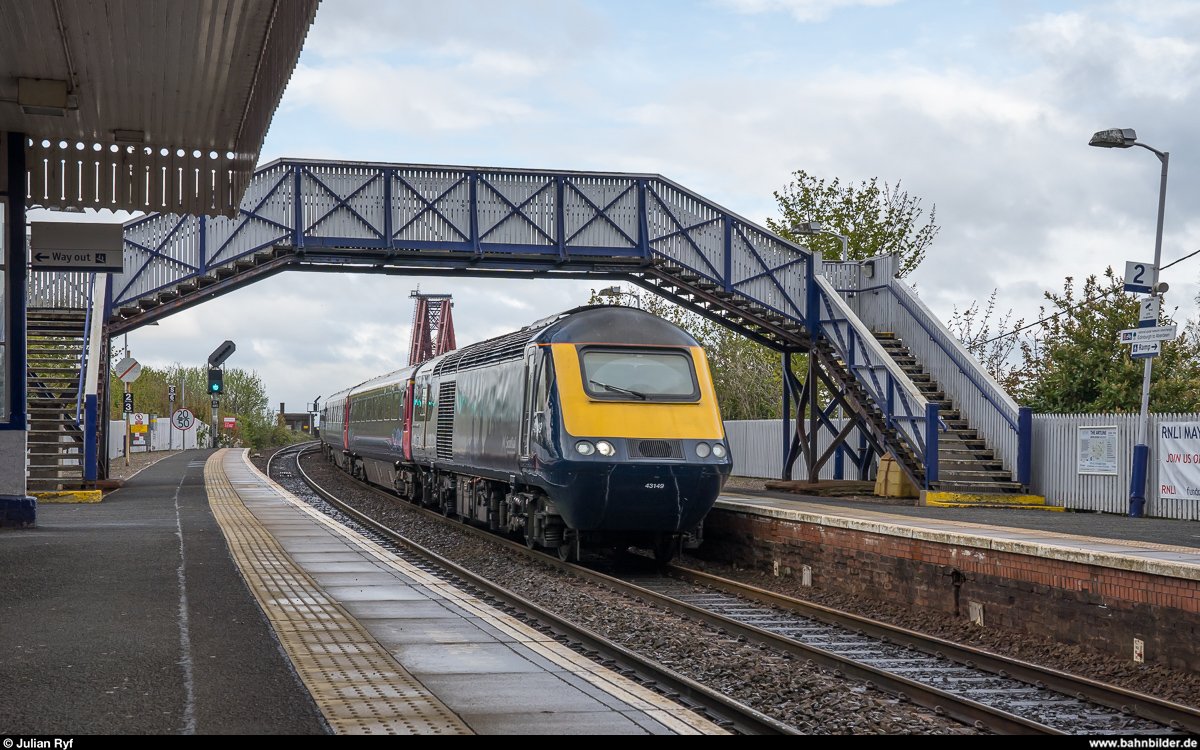ScotRail HST 43149 durchfährt am 26. April 2019 auf dem Weg von Edinburgh nach Aberdeen den Bahnhof North Queensferry direkt nach dem Überqueren der Forth Bridge.