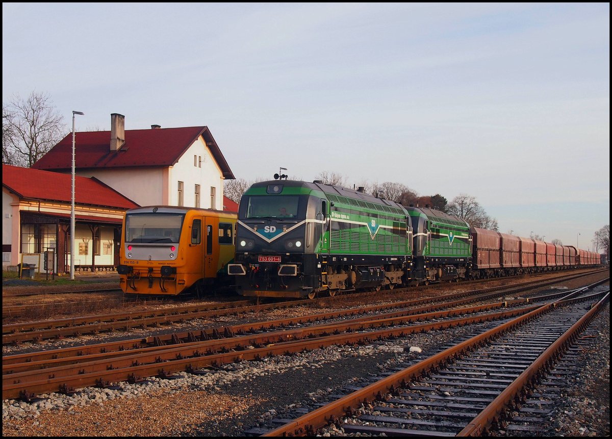 SD 753 601-4 Kohlezug am 17.12.2014 in Bahnhof Nučice.