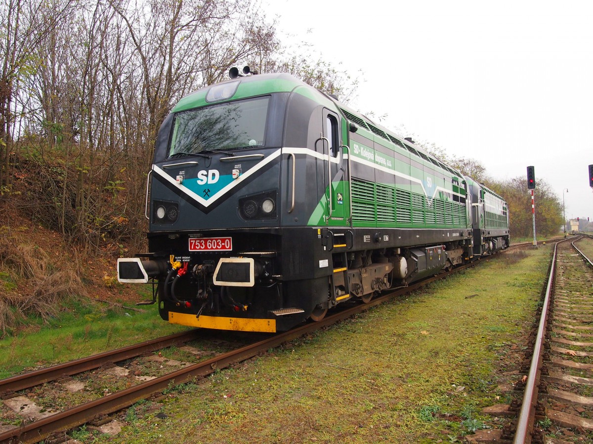 SD 753 603-0 auf der Bhf. Hostivice am 8.11.2013. (Privategesellschaft-Severočesk doly) Die BR 753.6 ist eine durch CZ LOKO Rekonstruierte/Modernisierte BR 750.