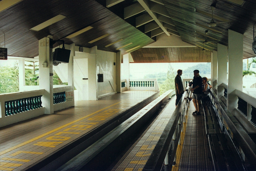 SDC Sentosa Monorail Cable Car Station 4 am 08.Mai 2002. (Fotoscan)