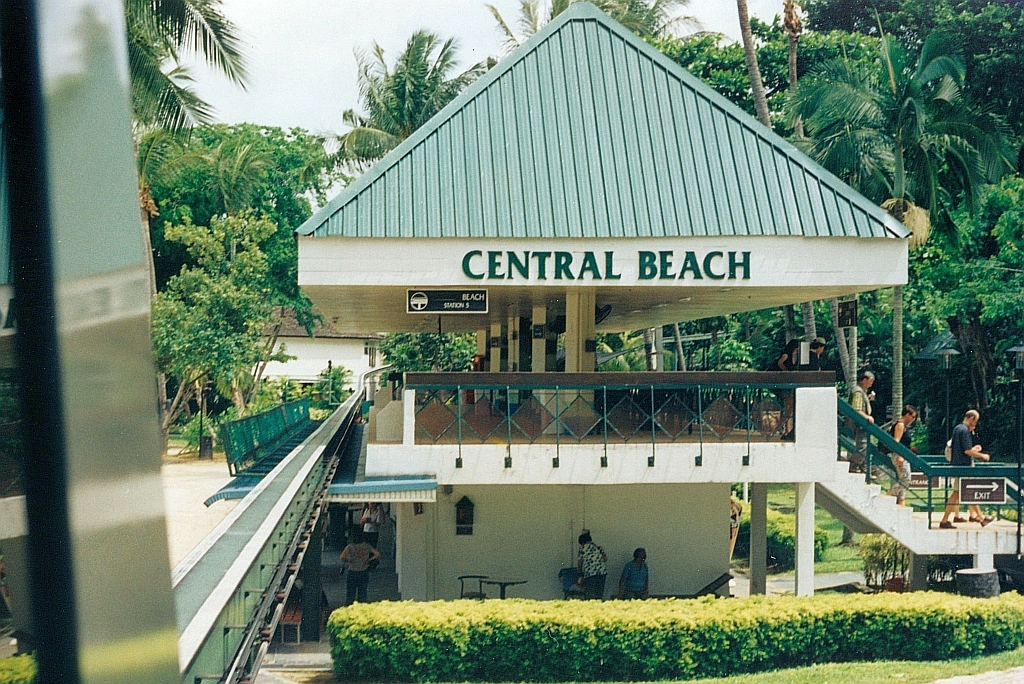 SDC Sentosa Monorail Central Beach Station 5 am 08.Mai 2002. (Fotoscan)