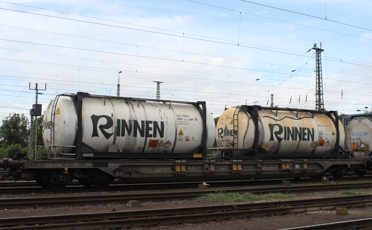 Sdgnss mit der Nr.: 33 RIV 85 CH-HUPAC 450 6417-6 beladen mit zwei Tankcontainern des Logistikproviders Rinnen, eingereiht in einen abgestellen Güterzug bei Köln-Eifeltor am 06.10.2015.