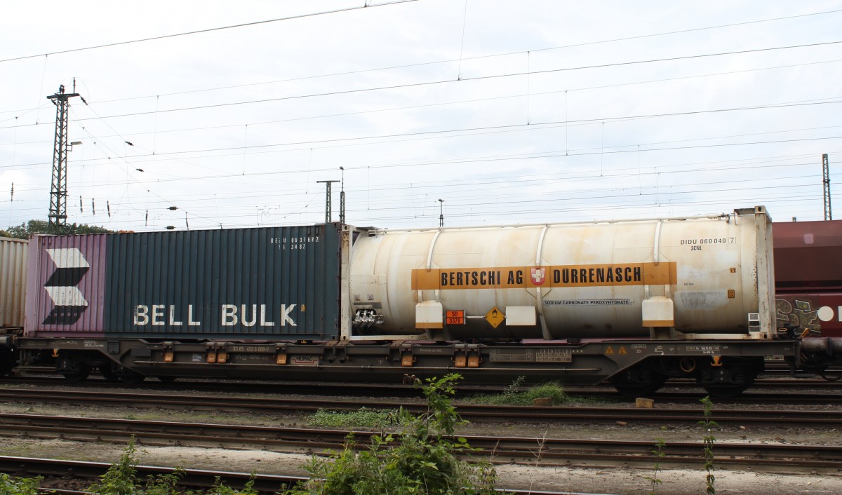Sdgnss Nr.: 33 RIV 85 CH-HUPAC 452 6 009-7 beladen mit zwei 30ft Containern, eingereiht in einen abgestellten Containerzug bei Köln-Eifeltor am 06.10.2015. Der Silocontainer rechts im Bild ist befüllt mit Natriumpercarbonat(Warntafel 50/3378).