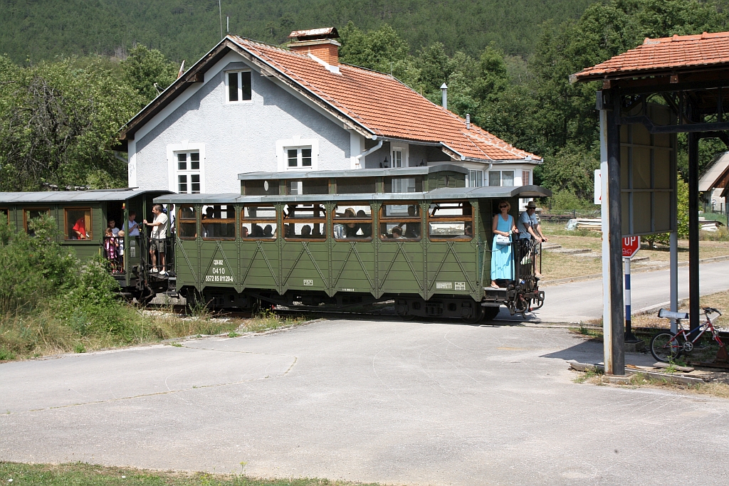 SDZ 0410 (NVR-Nummer: SRB-SV 55 72 85 01 120-0) am 12.August 2026 als letztes Fahrzeug des ersten Zuges nach Mokra Gora bei der Ausfahrt aus der Stanica Sargan-Vitasi.