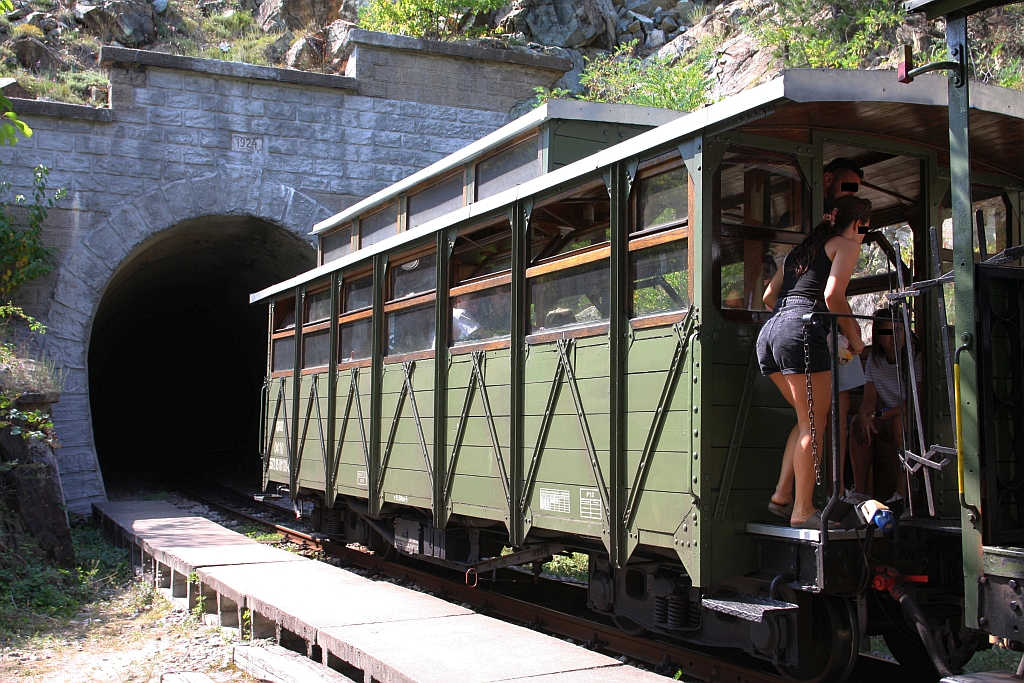 SDZ 0410 (NVR-Nummer: SRB-SV 55 72 85 01 120-0) am 12.August 2026 als letztes Fahrzeug des zweiten Zuges nach Mokra Gora in der gleich nach dem Mokra Gora-seitiges Portal des Tunnel 37 gelegenen Stanica Krst.